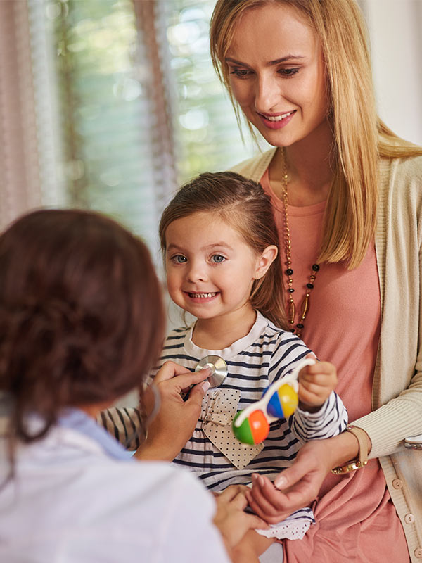 Mãe e filho em consulta pediátrica acolhedora